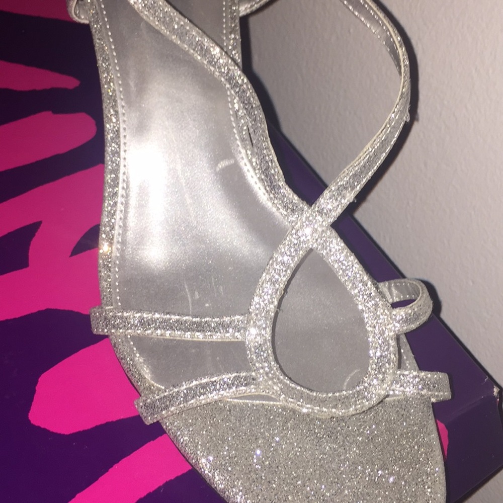 Heels - Picture 2 of 3